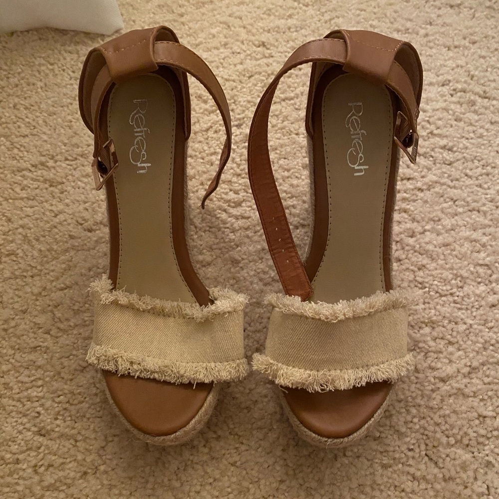 Refresh tan wedges